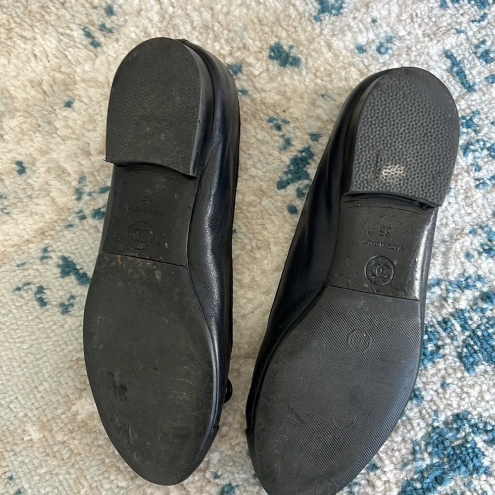 Chanel navy blue Interlocking CC logo leather ballet flats 35 - Picture 6 of 6